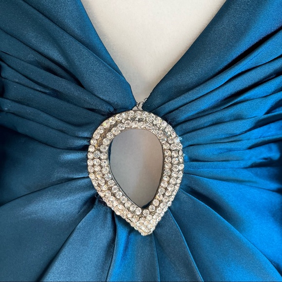 Stunning Backless Satin dress - Picture 6 of 11